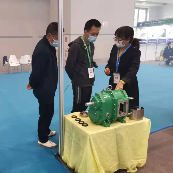 我司于2021世界豬業重慶博覽會展出新產品雙軸剪切機并與客戶進行技術交流 我司于2021世界豬業重慶博覽會展出新產品雙軸剪切機并與客戶進行技術交流